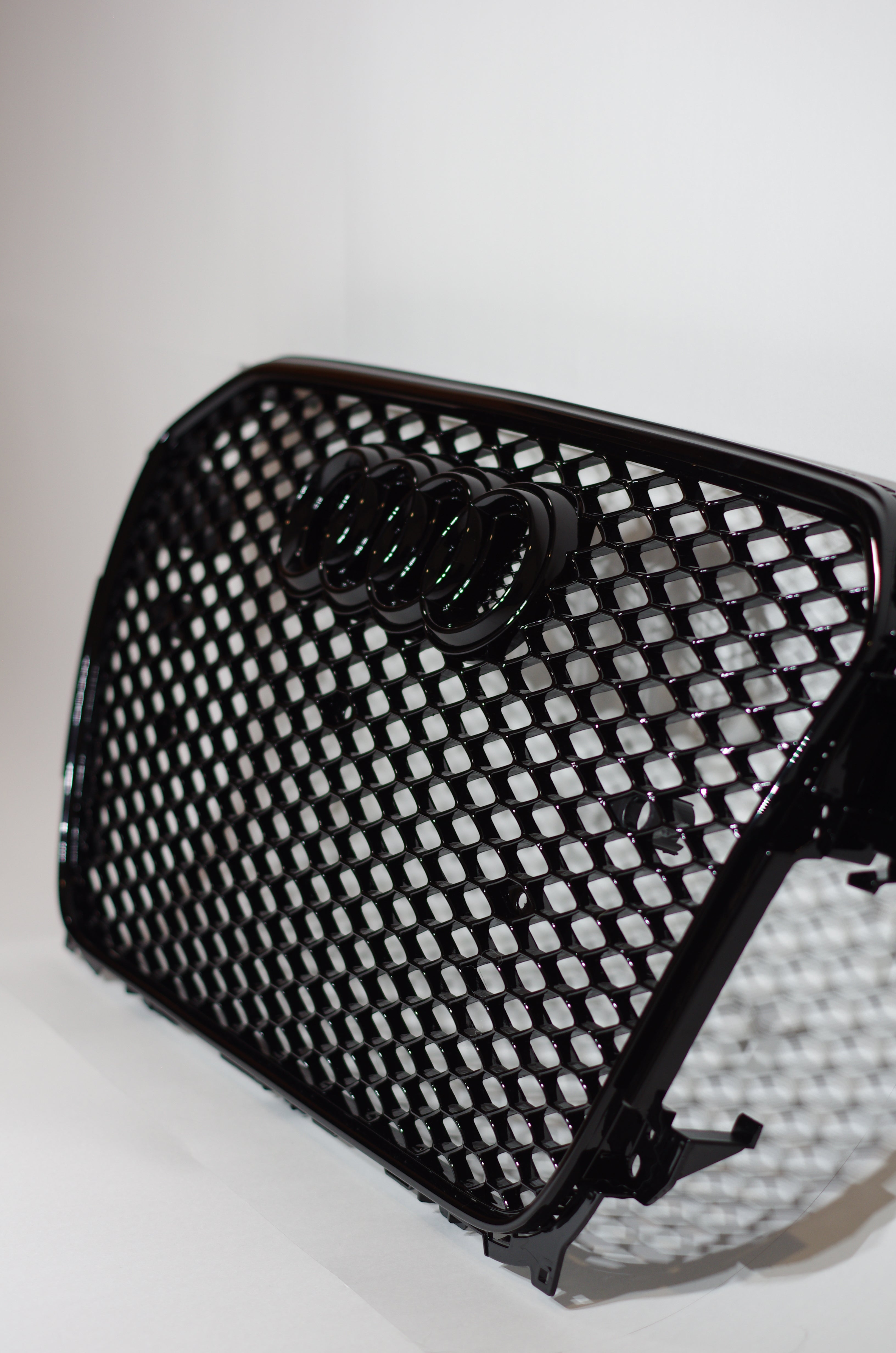 Gloss Black Honeycomb Grille – Audi A4/S4 (2013–2016 B8.5)