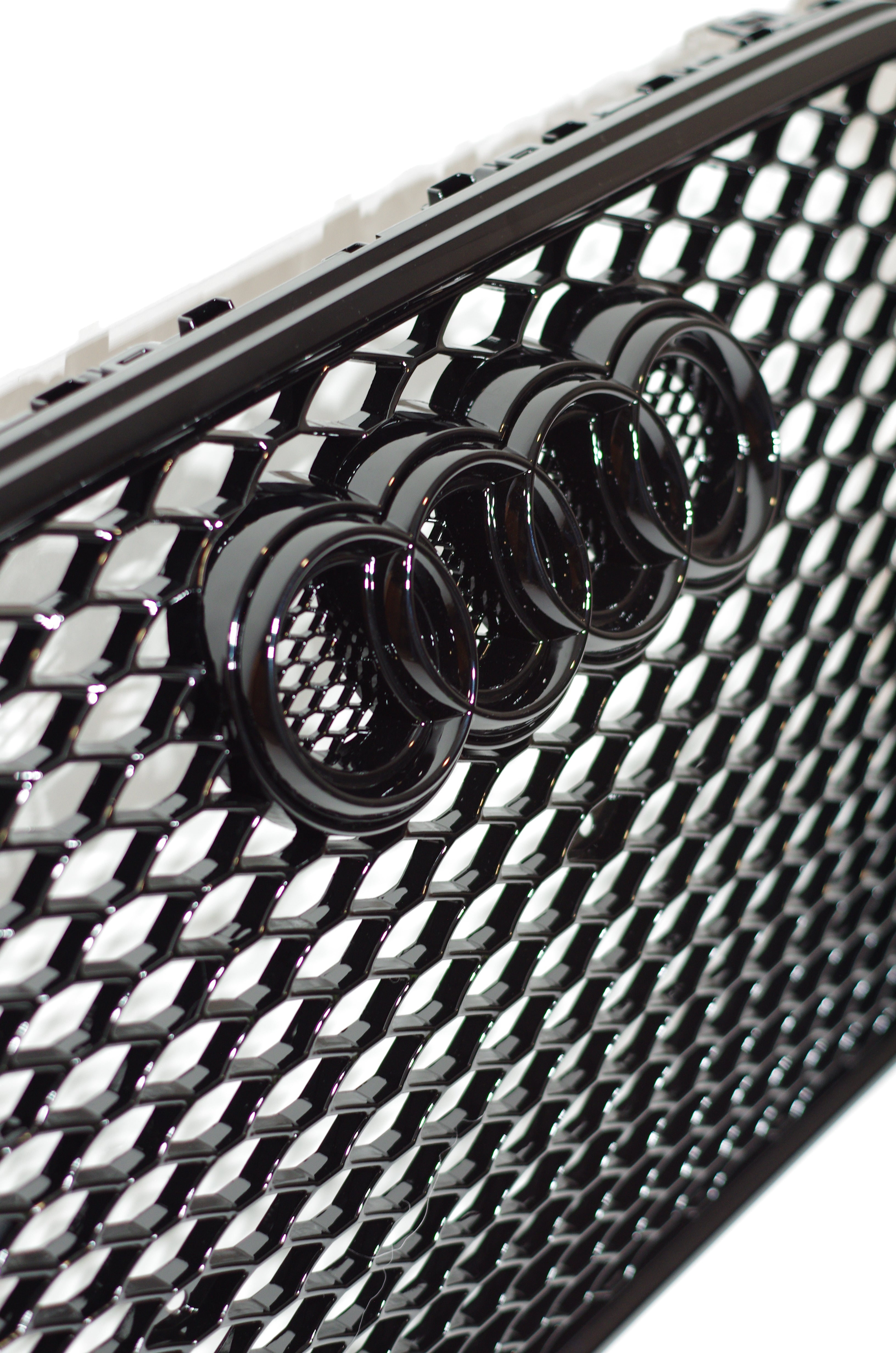 Gloss Black Honeycomb Grille – Audi A4/S4 (2013–2016 B8.5)