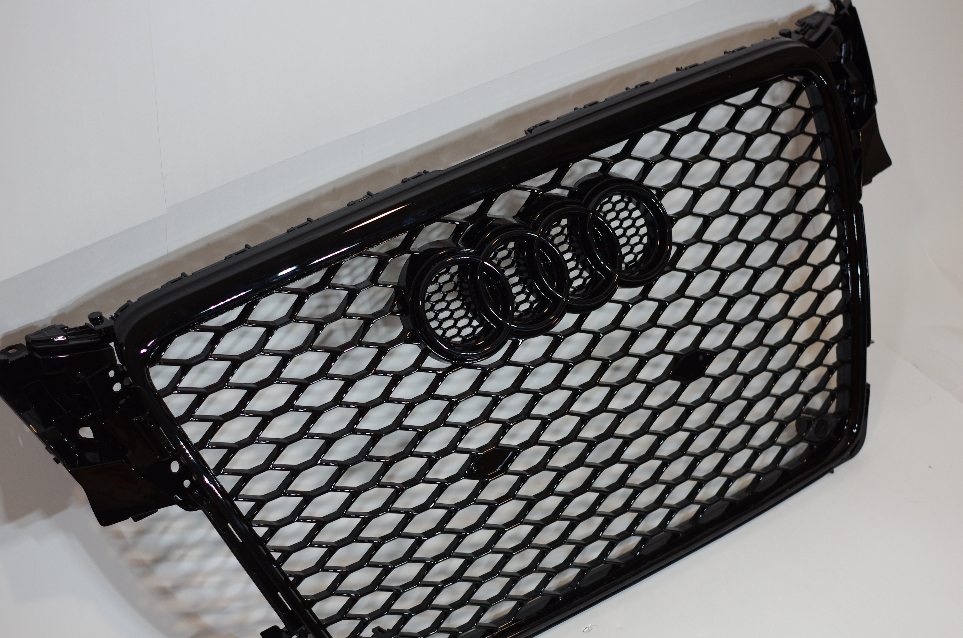 Gloss Black Honeycomb Grille – Audi A4/S4 (2010-2012 B8)