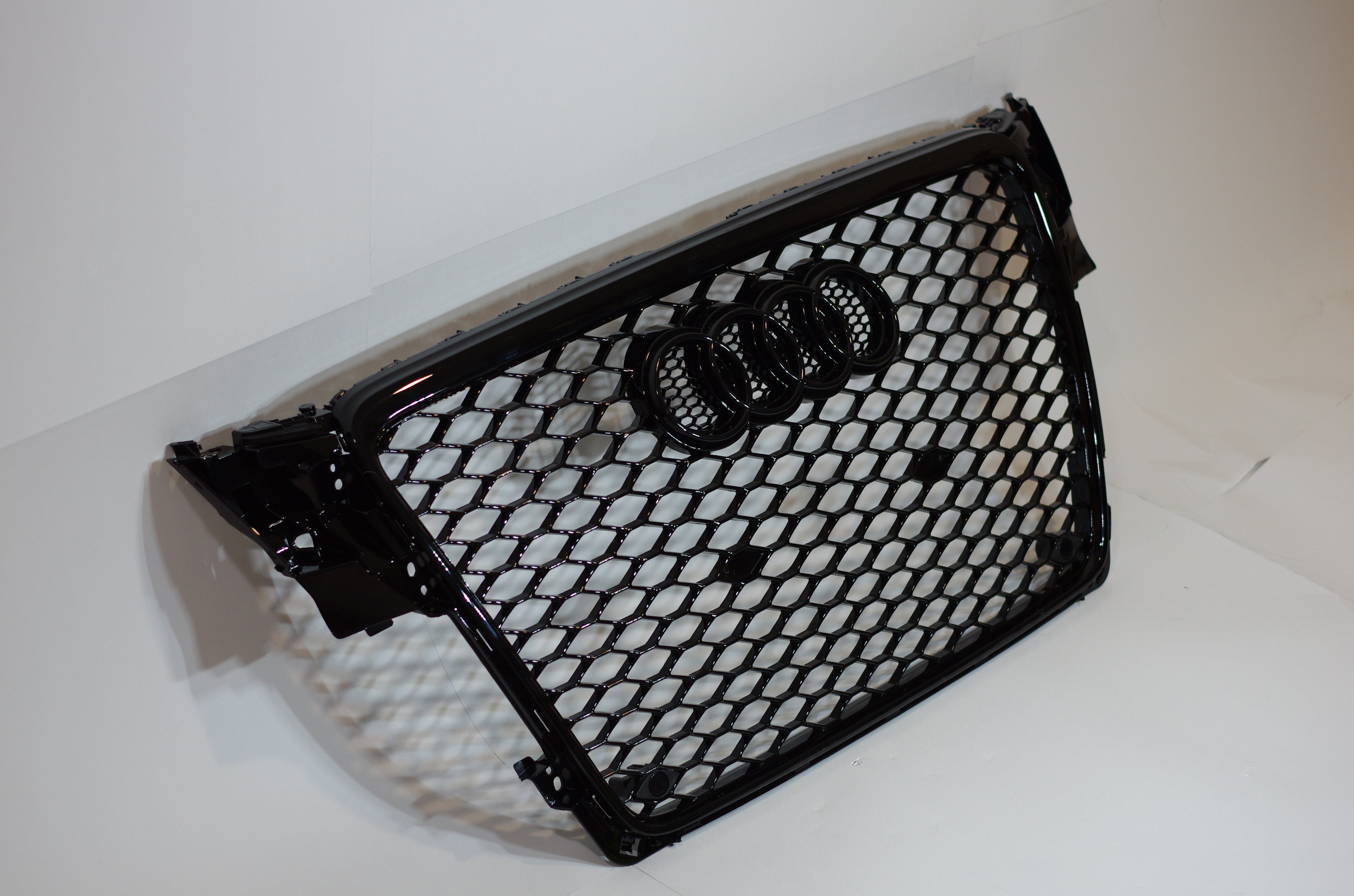 Gloss Black Honeycomb Grille – Audi A4/S4 (2010-2012 B8)