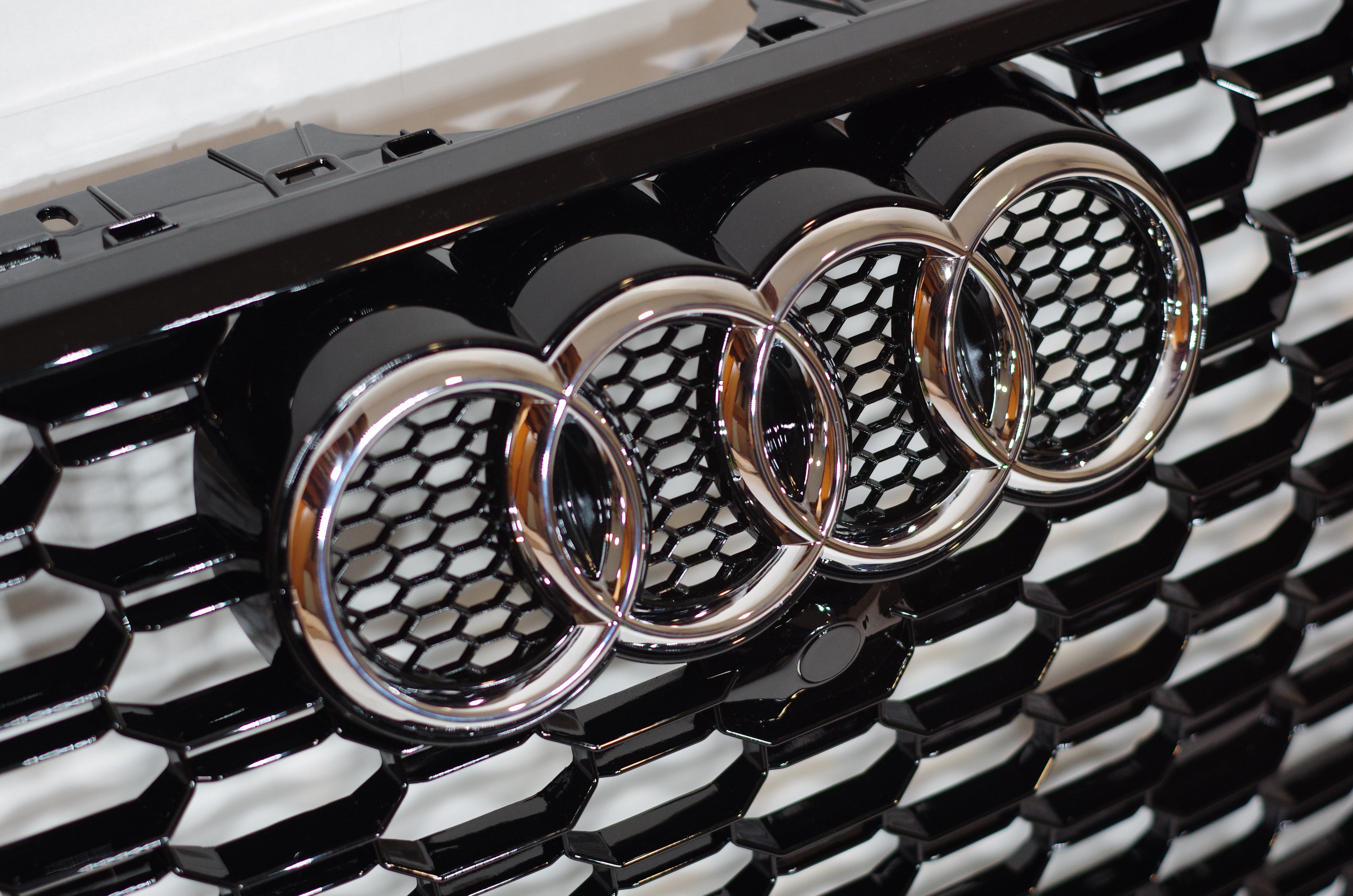 Gloss Black Honeycomb Grille – Audi A4/S4 (2017-2019 B9)