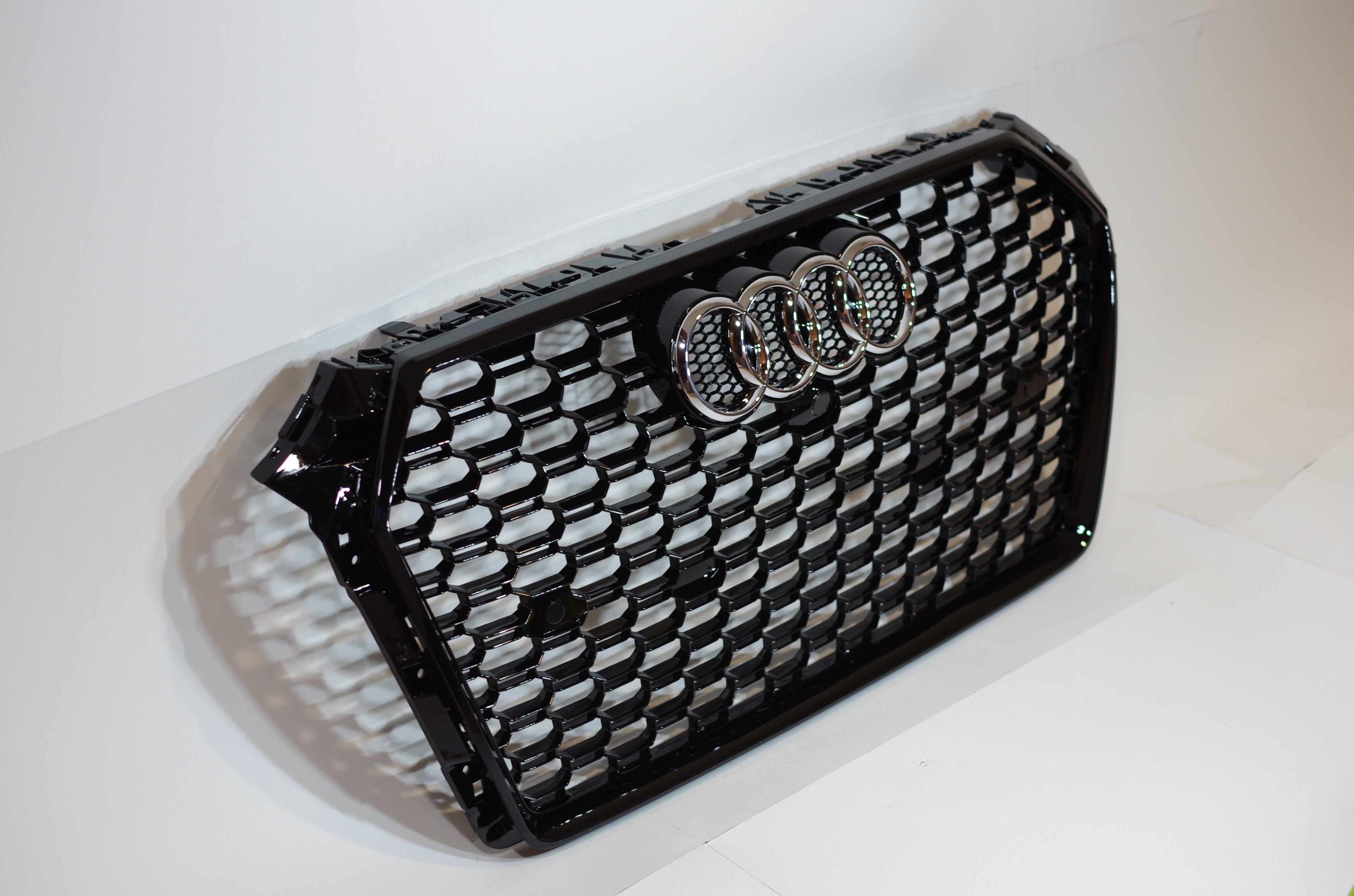 Gloss Black Honeycomb Grille – Audi A4/S4 (2017-2019 B9)