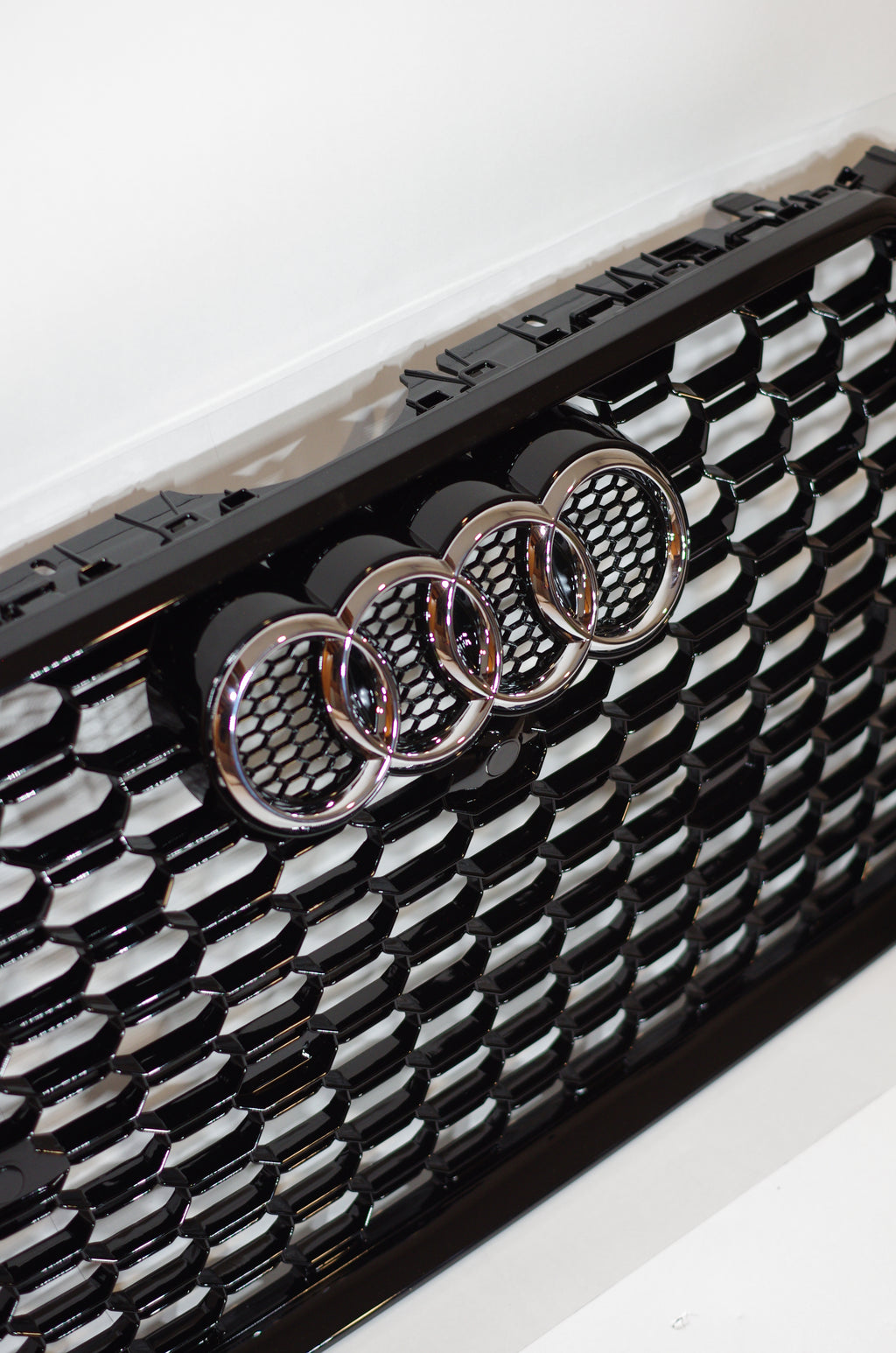 Gloss Black Honeycomb Grille – Audi A4/S4 (2017-2019 B9)