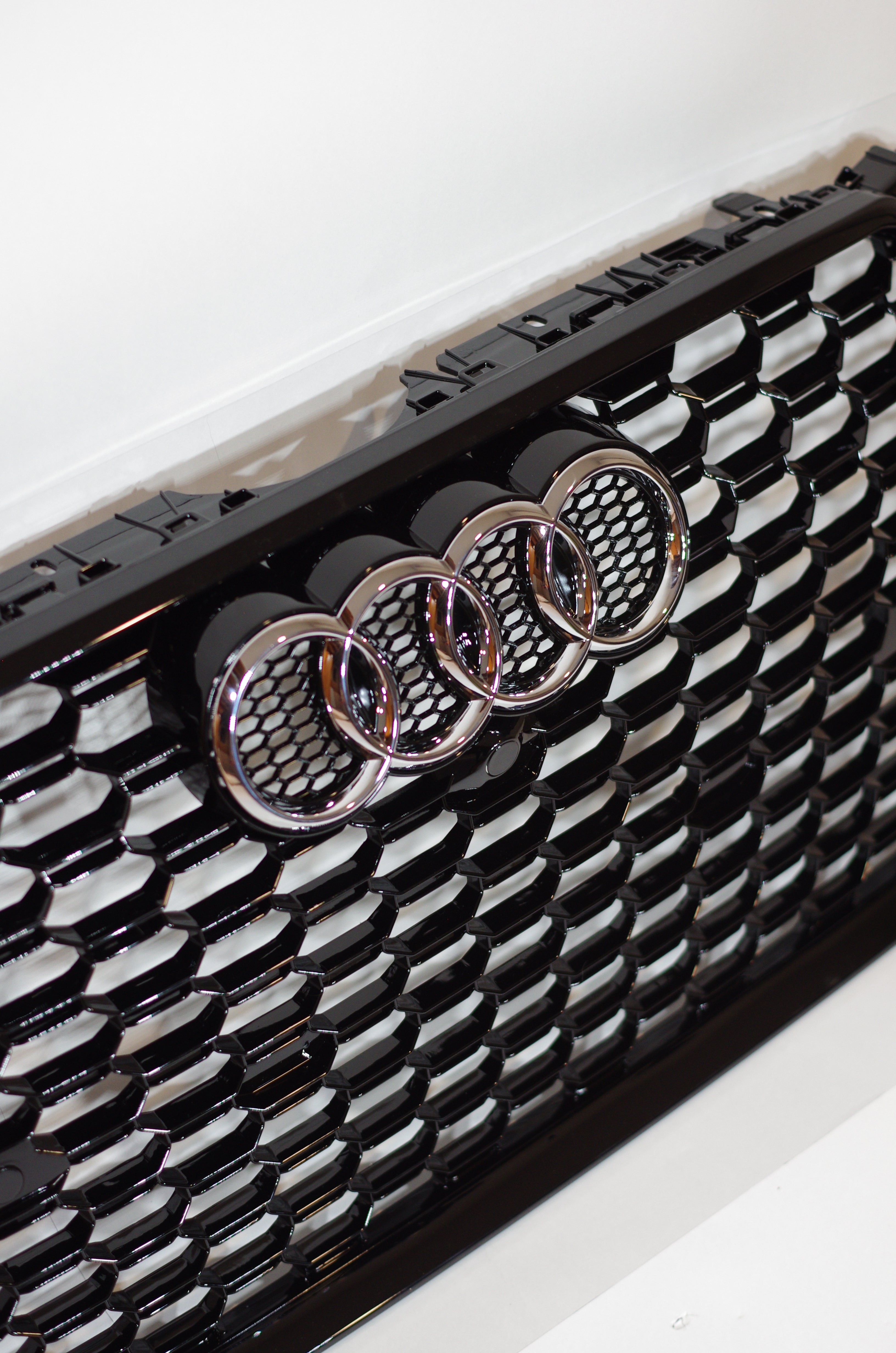 Gloss Black Honeycomb Grille – Audi A4/S4 (2017-2019 B9)