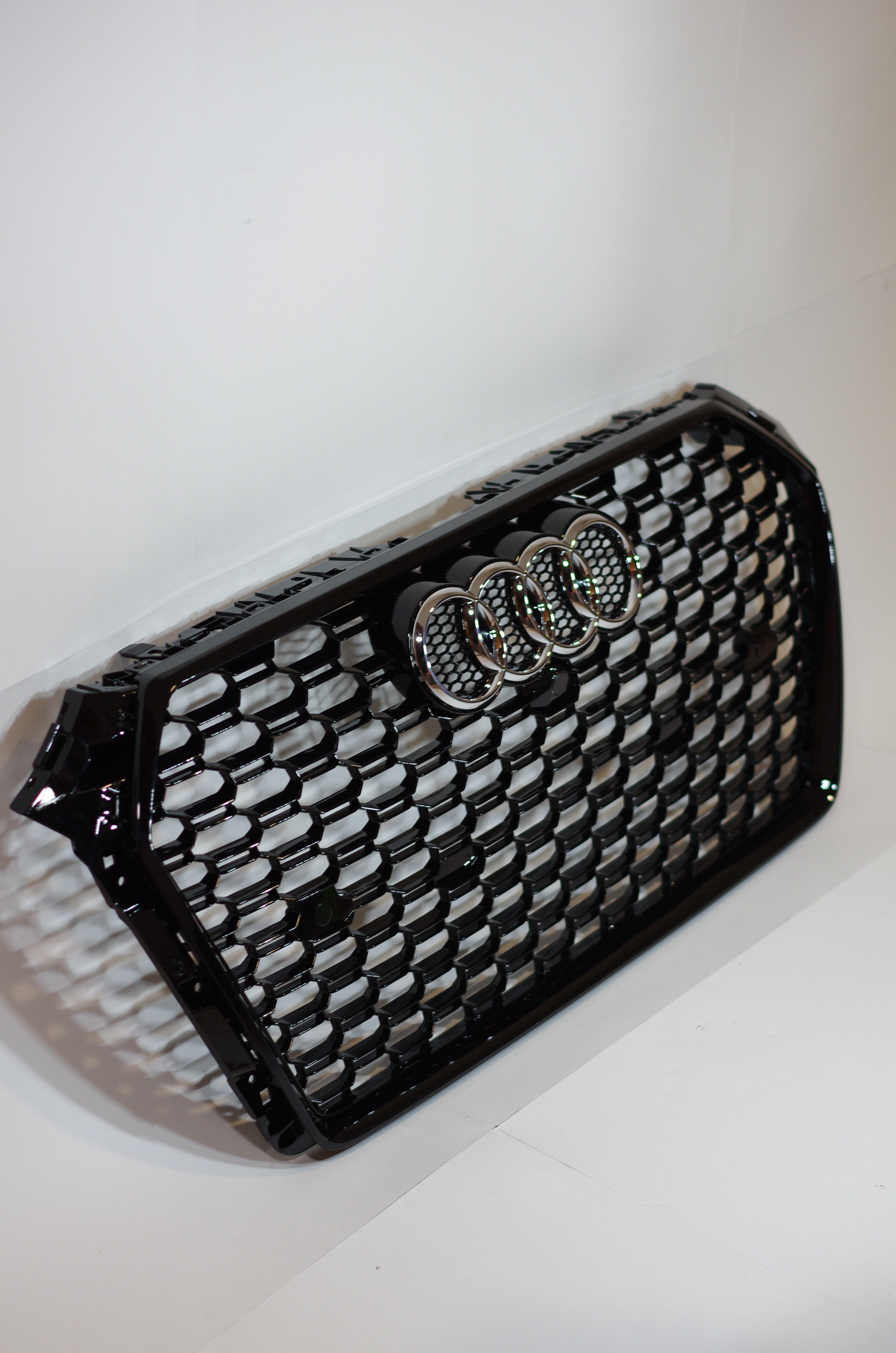 Gloss Black Honeycomb Grille – Audi A4/S4 (2017-2019 B9)