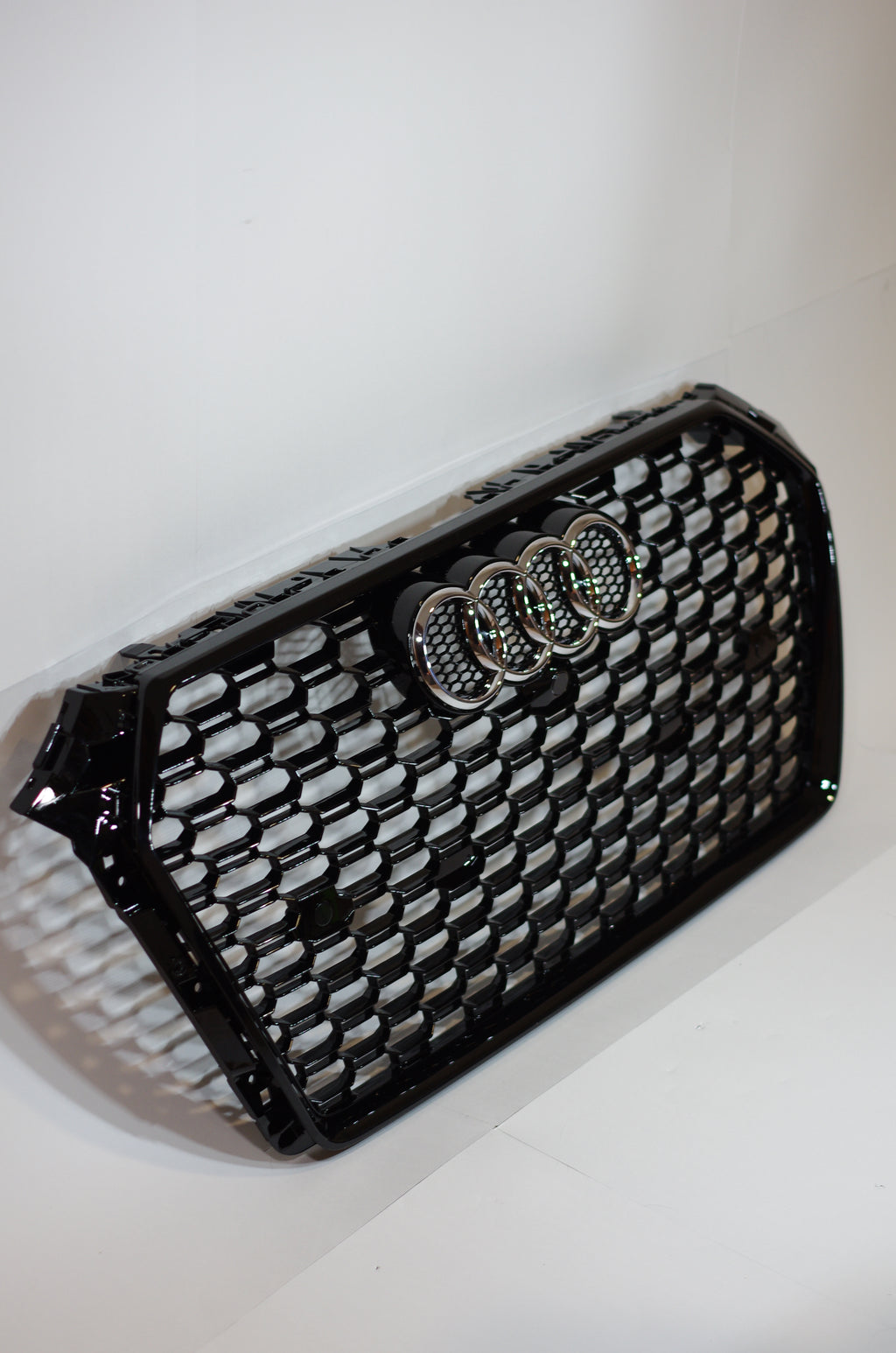 Gloss Black Honeycomb Grille – Audi A4/S4 (2017-2019 B9)