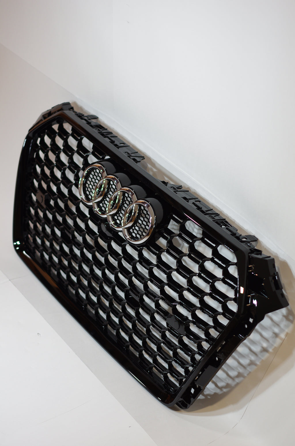 Gloss Black Honeycomb Grille – Audi A4/S4 (2017-2019 B9)