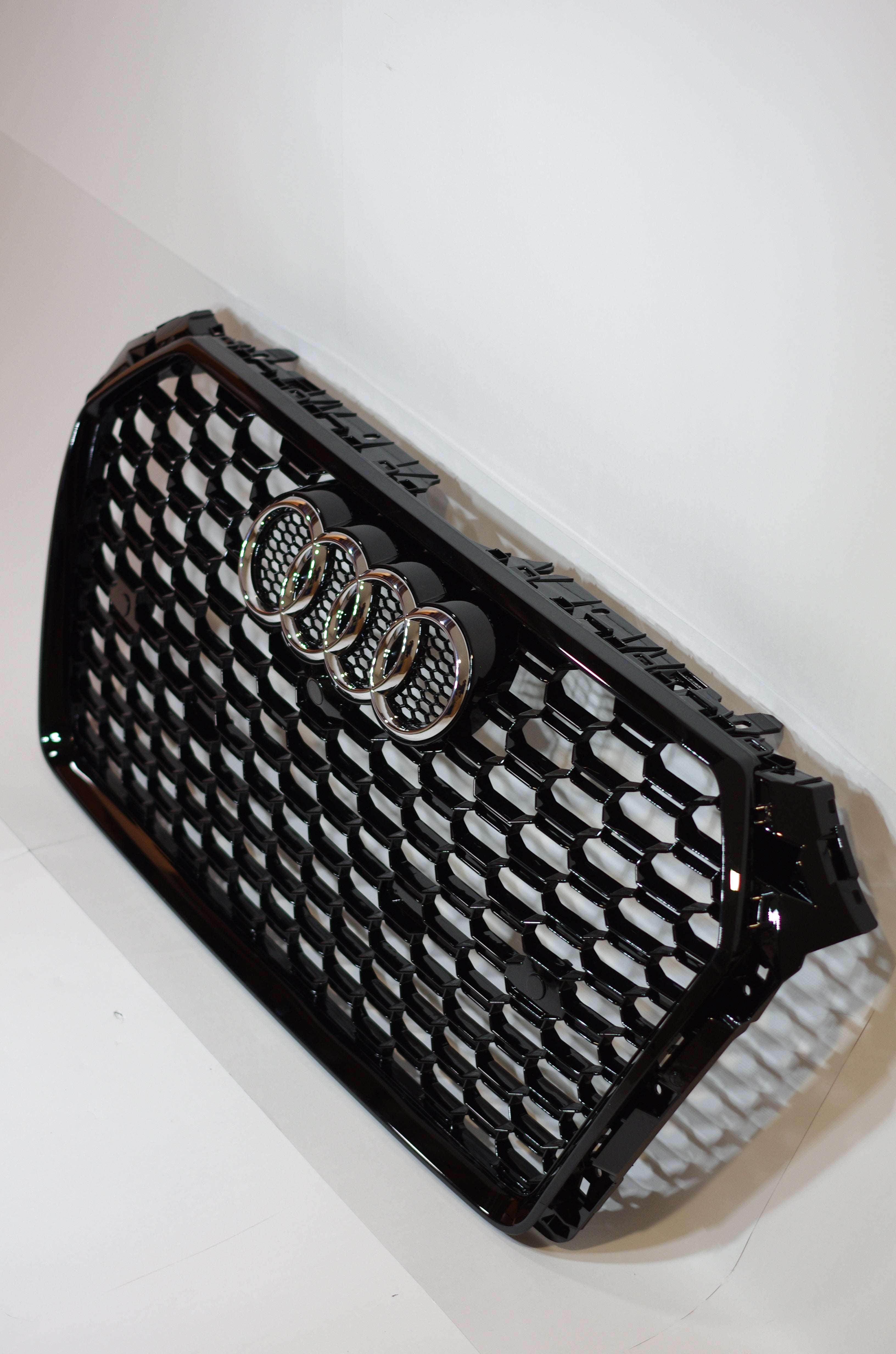 Gloss Black Honeycomb Grille – Audi A4/S4 (2017-2019 B9)