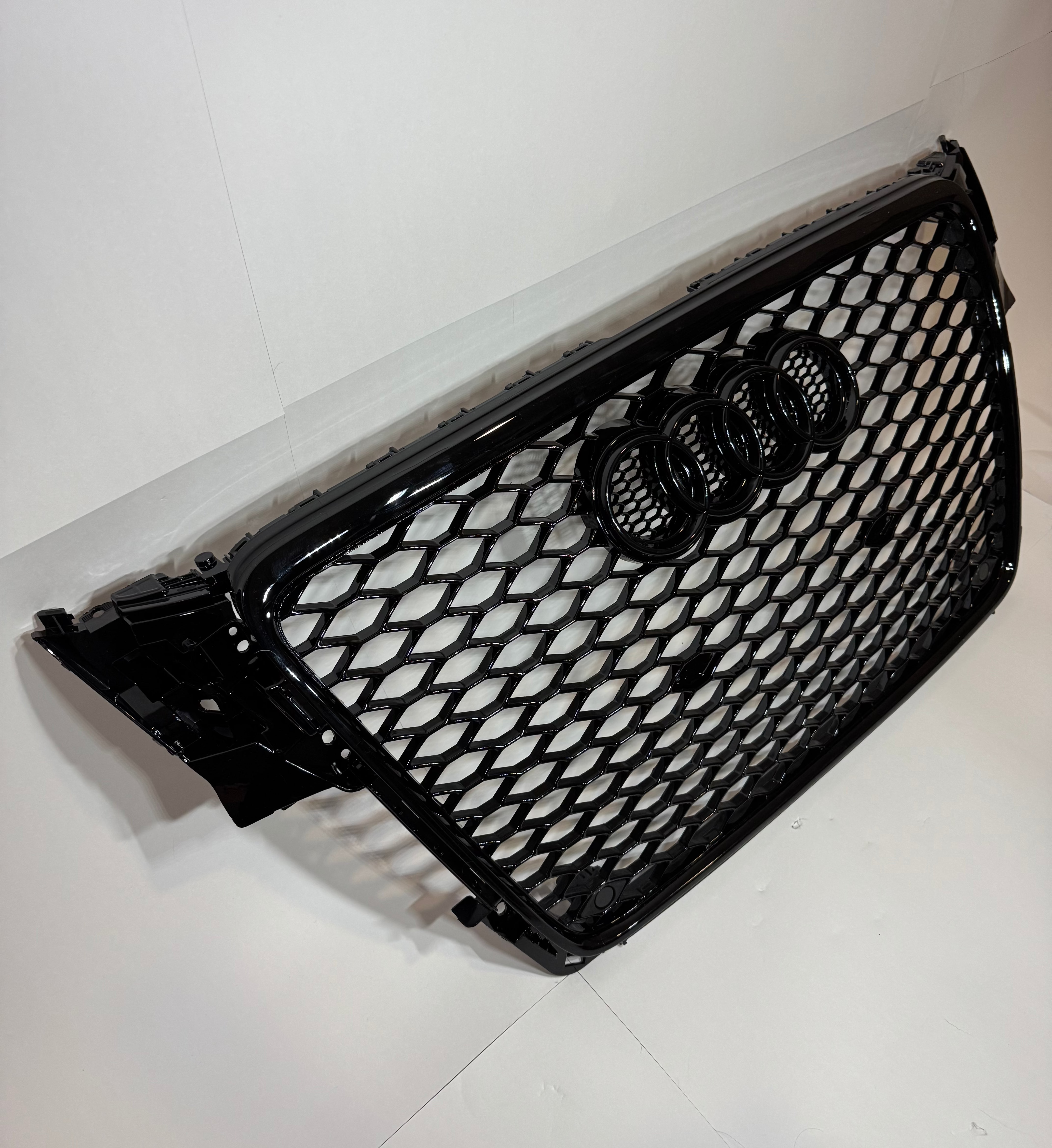 Gloss Black Honeycomb Grille – Audi A4/S4 (2010-2012 B8)